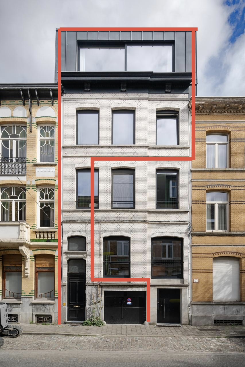 Gevel met rode omlijning van het gedeelte dat bij het duplexappartement hoort